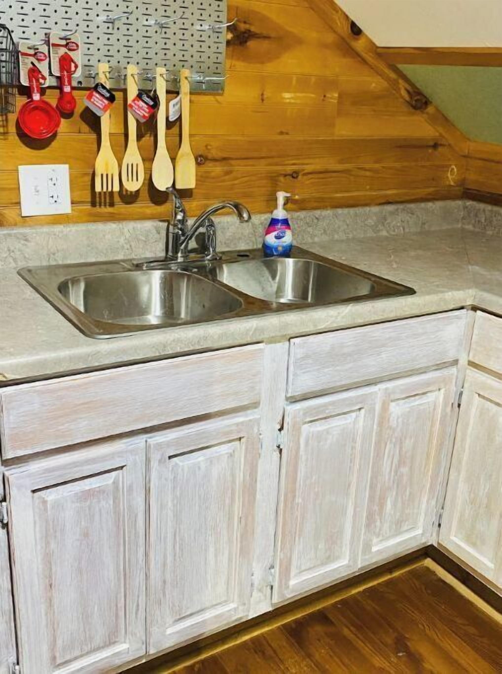 Réfrigérateur, micro-ondes, cafetière/bouilloire, grille-pain