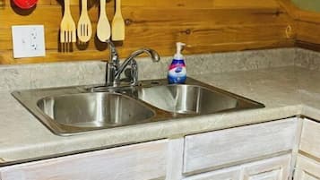 Réfrigérateur, micro-ondes, cafetiÚre/bouilloire, grille-pain