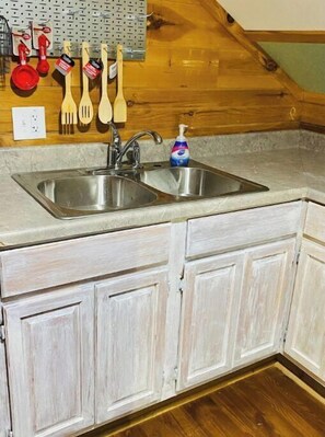 Jääkaappi, mikroaaltouuni, kahvin-/teenkeitin, leivänpaahdin