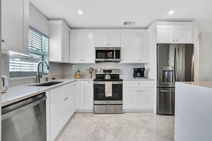 Fridge, microwave, oven, stovetop - Endless Paradise - -close to Beach -NEW Salt Water Pool (Naples)