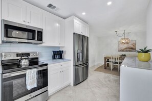 Fridge, microwave, oven, stovetop - Endless Paradise - -close to Beach -NEW Salt Water Pool (Naples)