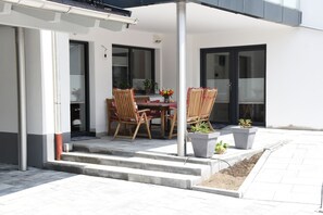 Outdoor dining - Modern and spacious vacation apartment for 6 persons (Aßling)