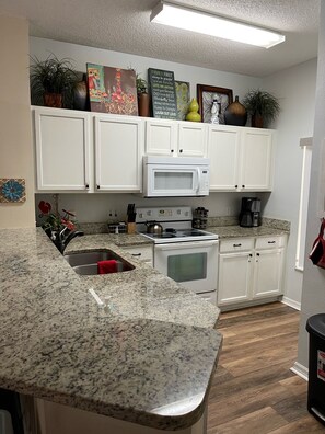 Fridge, microwave, stovetop, dishwasher - Orlando, Kissimmee Townhome 10 Minutes from Disney Parks QUEEN BEDS (Kissimmee)
