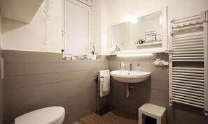 Bruser, hårtørrer, bidet, håndklæder