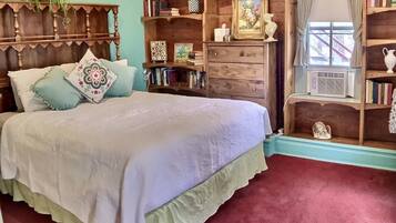 Chantilly Suite | Iron/ironing board, free WiFi, bed sheets