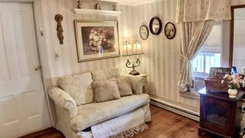 Four Poster Suite | Iron/ironing board, free WiFi, bed sheets