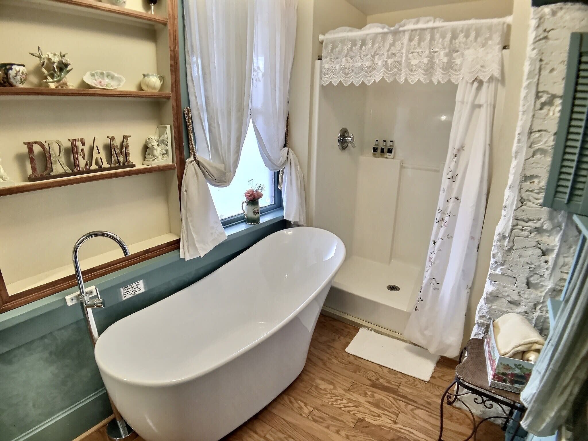 Hideaway Suite | Bilik Mandi | Kelengkapan dandanan diri percuma, tuala disediakan, sabun, syampu 