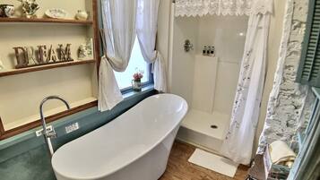 Hideaway Suite | Bilik Mandi | Kelengkapan dandanan diri percuma, tuala disediakan, sabun, syampu