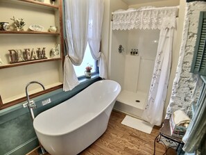 Hideaway Suite | Badkamer | Gratis toiletartikelen, handdoeken, zeep, shampoo