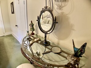 Crystal Terrace | Tabla de planchar con plancha, wifi gratis, ropa de cama