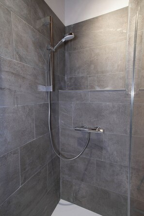 Badewanne, Haartrockner, Handtücher, Seife