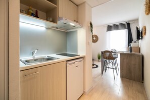 Fridge, microwave, stovetop, coffee/tea maker