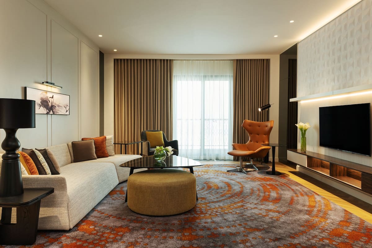 スイート 1 ベッドルーム | リビング エリア | 55 インチの液晶テレビ (ケーブル放送視聴可)、テレビ