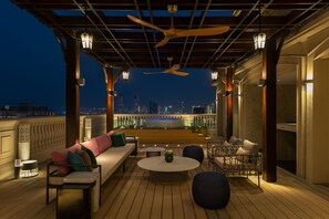 Suite royale, 1 chambre, terrasse | Coffre-fort, bureau, espace de travail pour ordinateurs portables