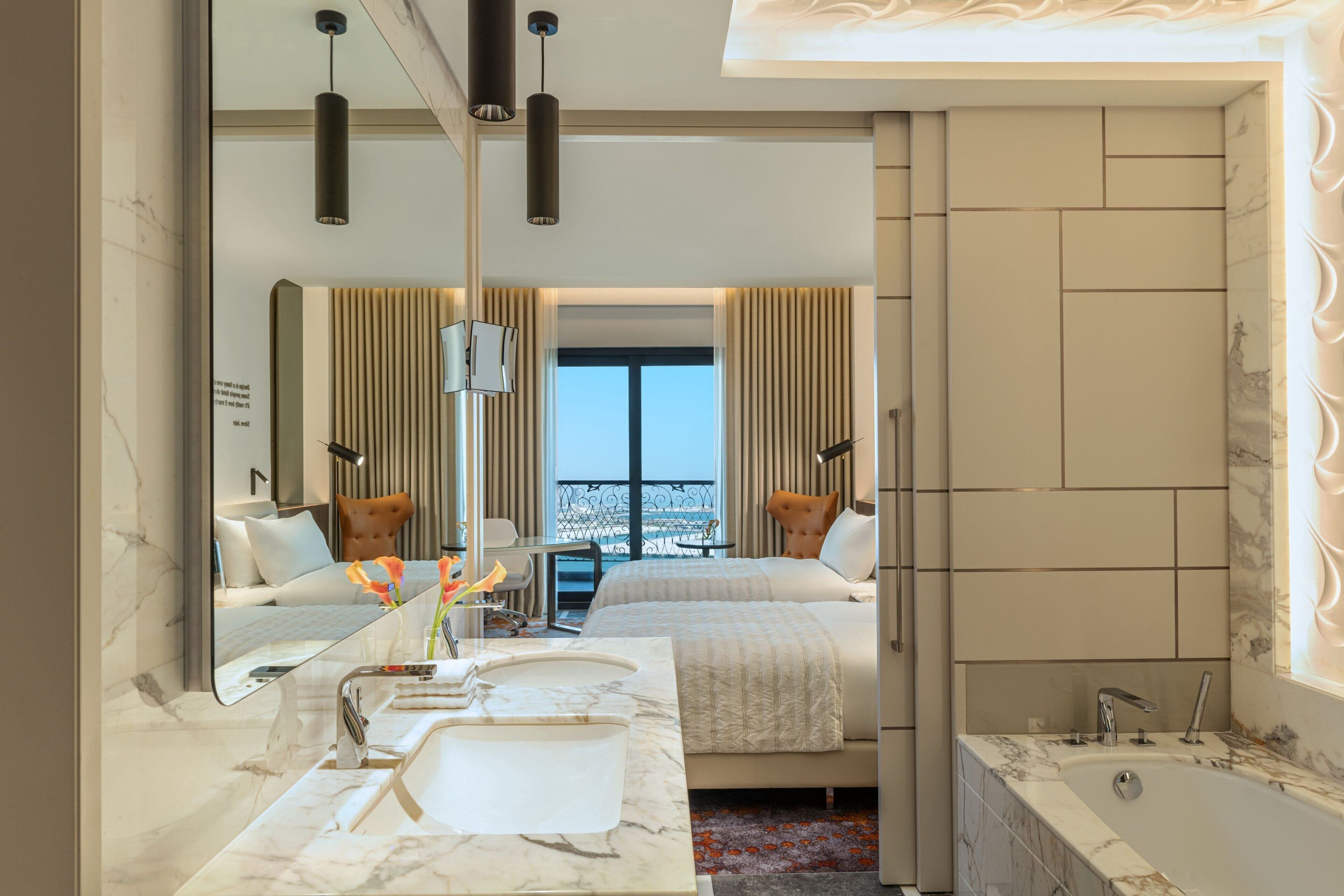 Caja de seguridad en la habitación y escritorio 