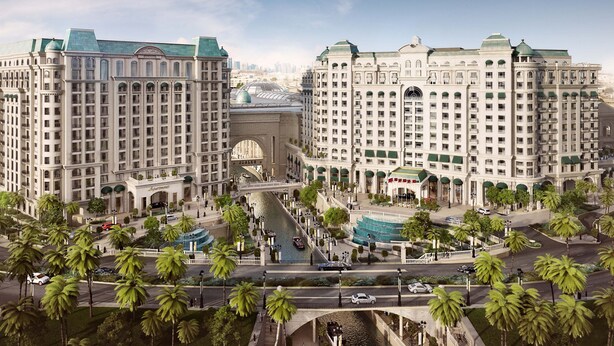 Un grand hôtel avec de nombreux étages et une cour intérieure.