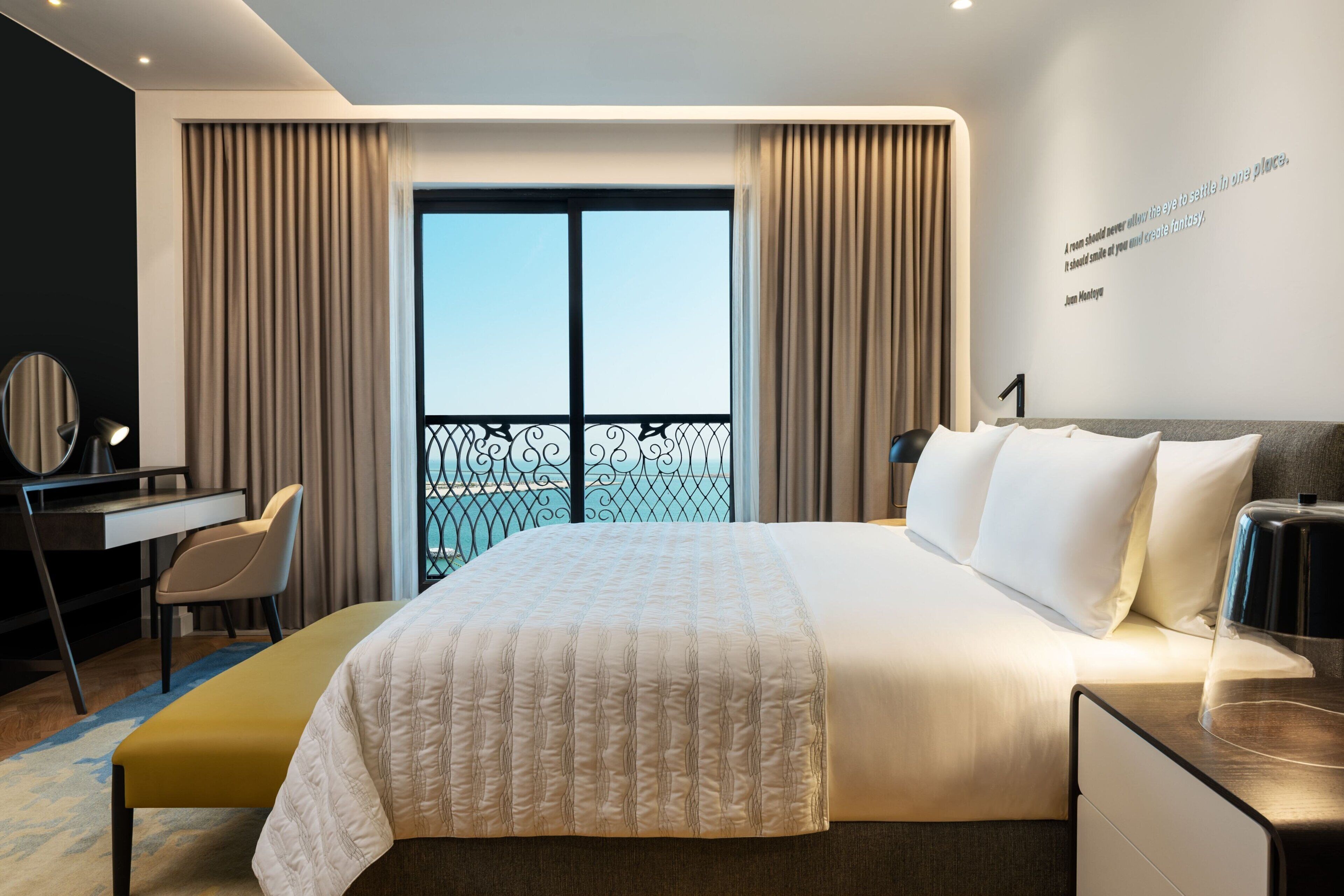 Caja de seguridad en la habitación y escritorio 