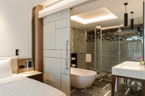 Free toiletries, hair dryer, bathrobes, slippers - Le Royal Méridien Place Vendôme Lusail (Lusail)