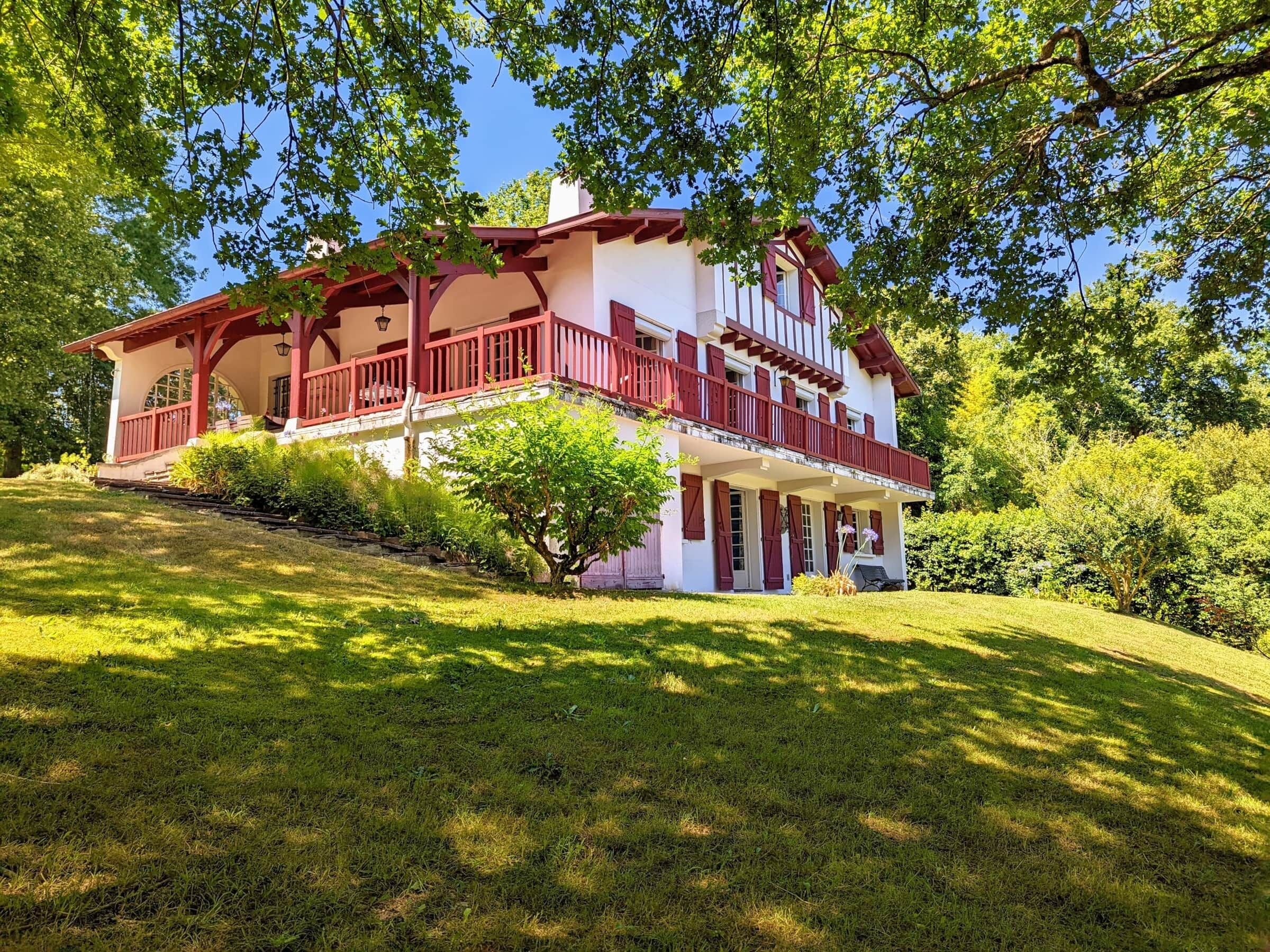 Maison Etchessahar, warm basque family house - MaisonTotale