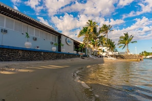 Habitación triple, vista al mar | Área de sala de estar | Televisión LCD de 28 pulgadas con canales por cable y televisión