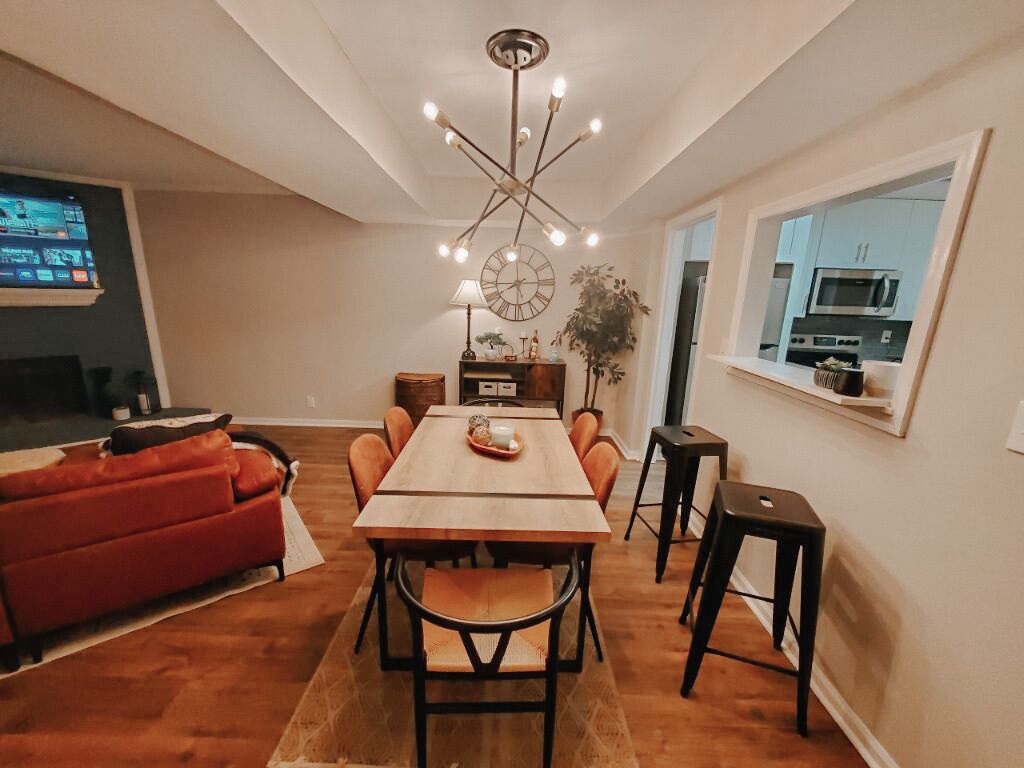 Cheerful 2bed townhouse with indoor fireplace.