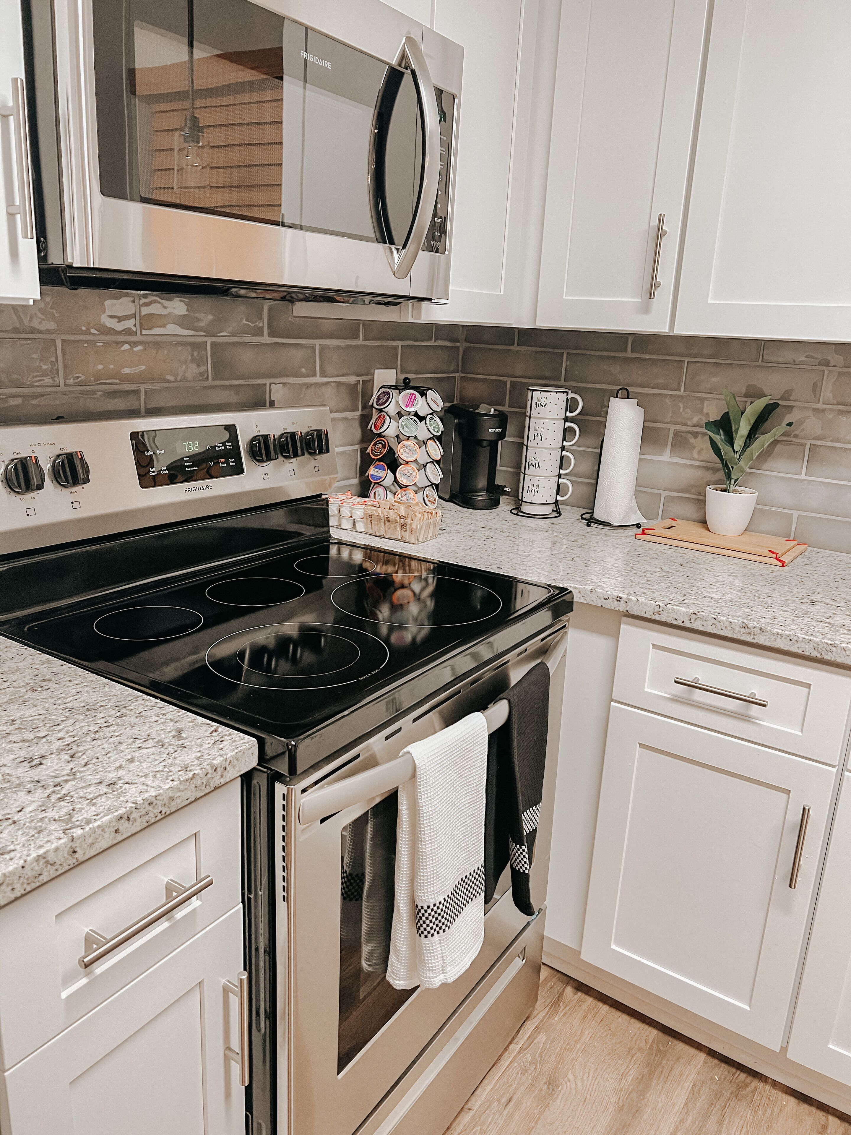 Cheerful 2bed townhouse with indoor fireplace.