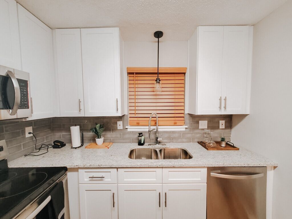 Cheerful 2bed townhouse with indoor fireplace.