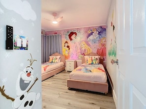 4 bedrooms, desk, iron/ironing board, travel cot - Casita mi Encanto a cozy 4-bedroom 3 bath with a pool (Kissimmee)
