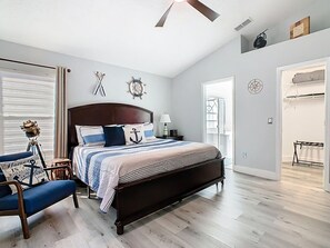 4 habitaciones, escritorio y tabla de planchar con plancha