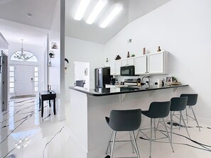 Fridge, microwave, oven, stovetop - Casita mi Encanto a cozy 4-bedroom 3 bath with a pool (Kissimmee)