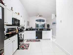 Fridge, microwave, oven, stovetop - Casita mi Encanto a cozy 4-bedroom 3 bath with a pool (Kissimmee)