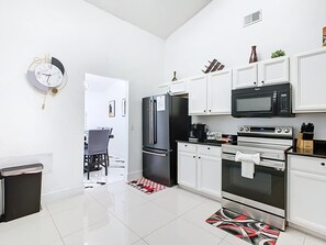 Fridge, microwave, oven, stovetop - Casita mi Encanto a cozy 4-bedroom 3 bath with a pool (Kissimmee)