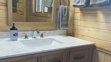 Dusche, Haartrockner, HandtĂŒcher, Seife