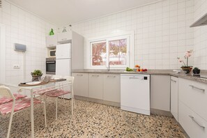 Refrigerador, microondas, horno, lavavajillas