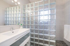 Ducha, secador de pelo, toallas