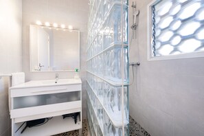 Ducha, secador de pelo, toallas
