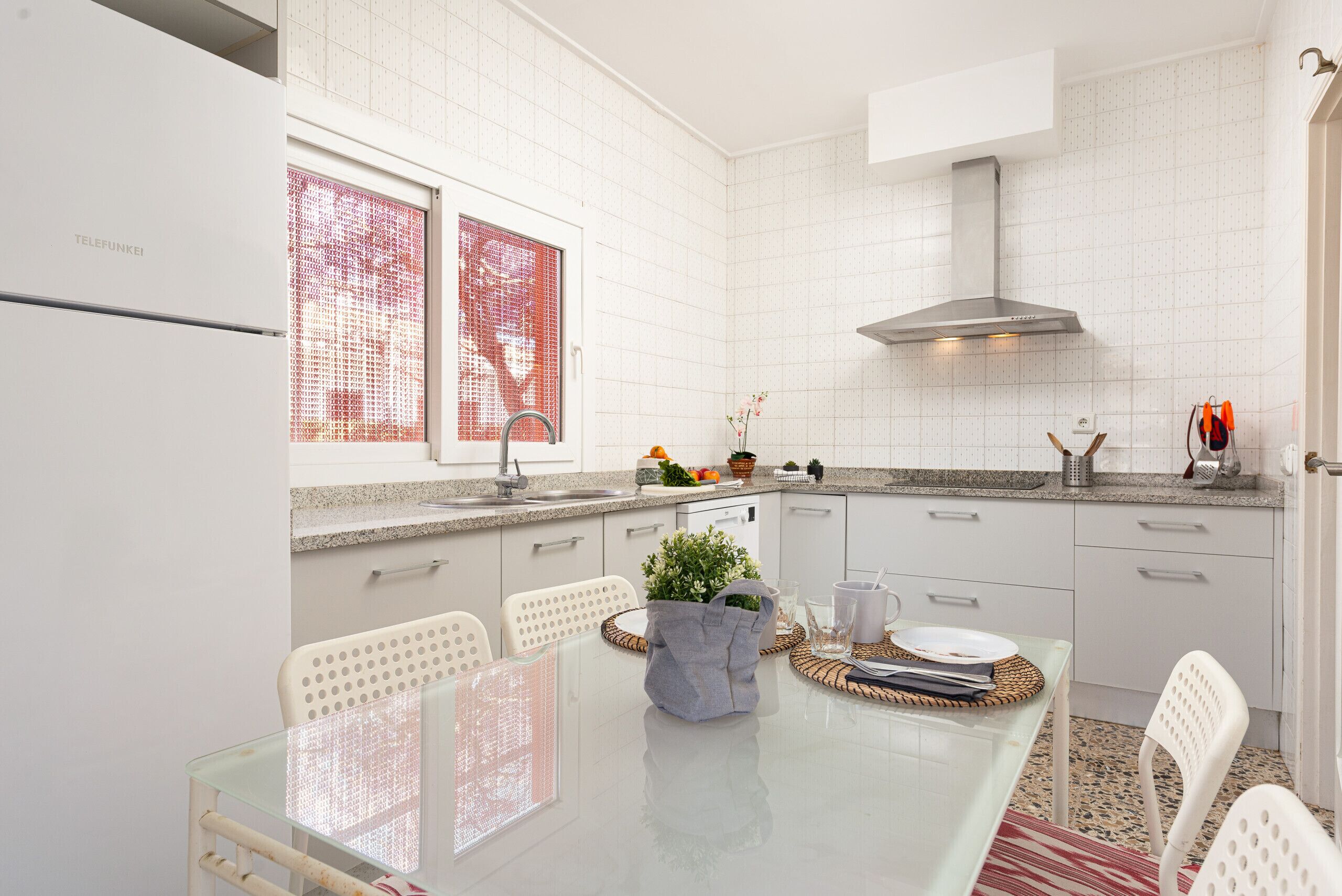 Jääkaappi, mikroaaltouuni, uuni, astianpesukone