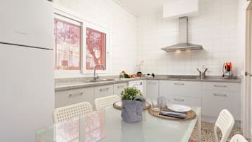 Jääkaappi, mikroaaltouuni, uuni, astianpesukone