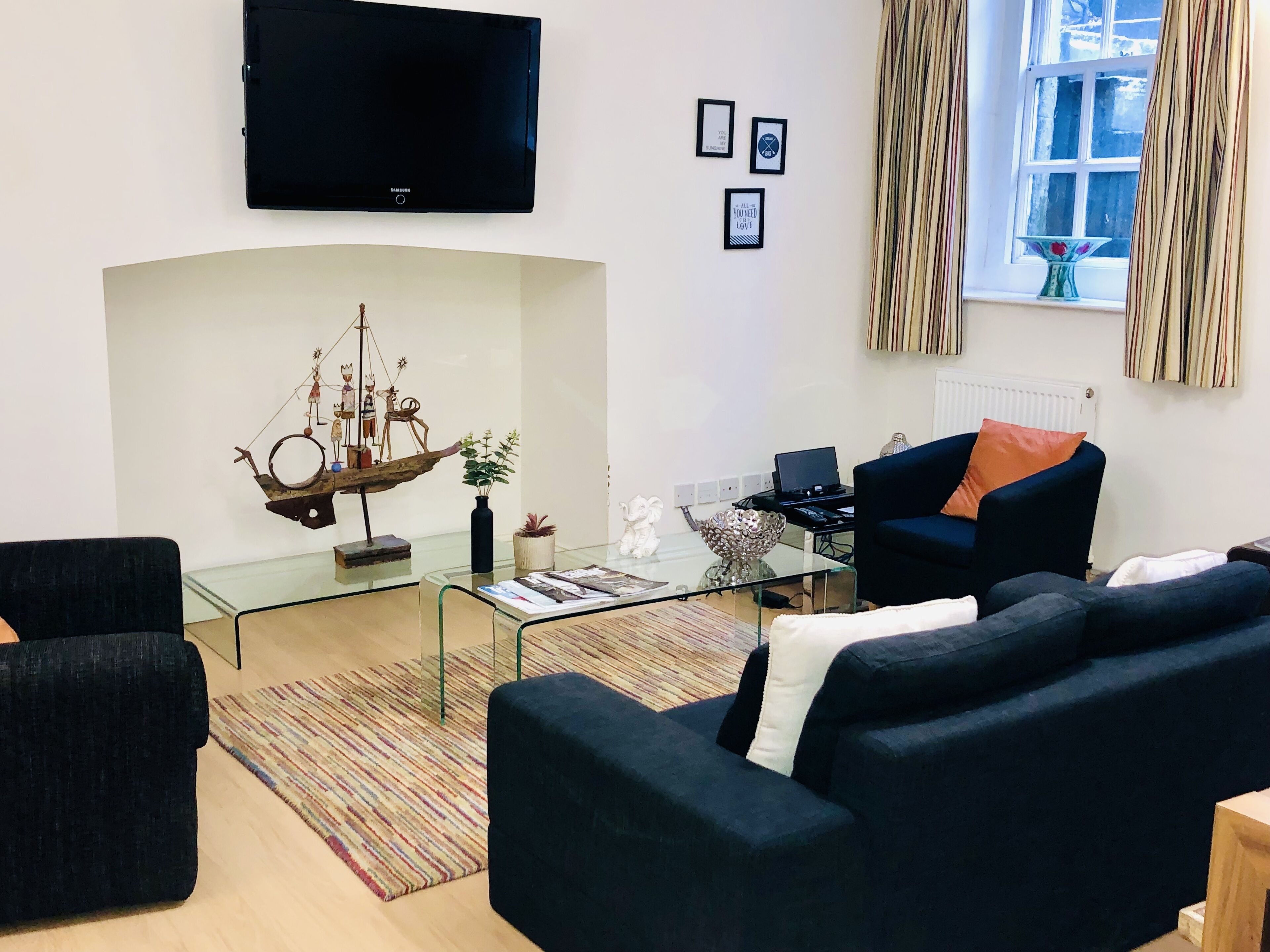 Contemporary large apartment in an ideal location