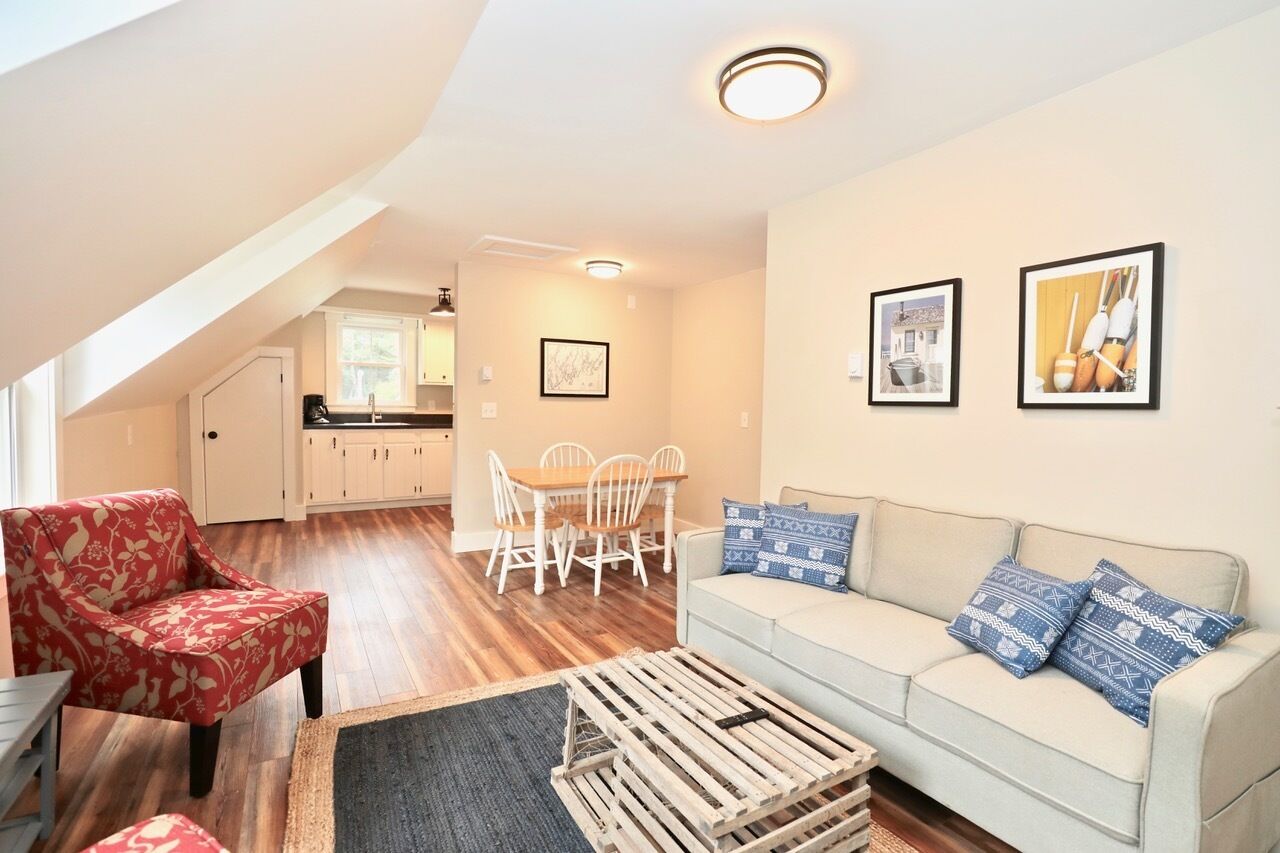 Newly Renovated Upstairs Suite in 1790's Sea Captain's House on Deckers Cove