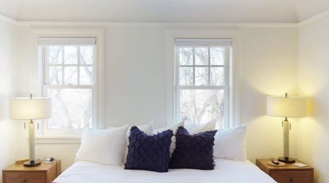 5 bedrooms, desk, iron/ironing board, travel crib