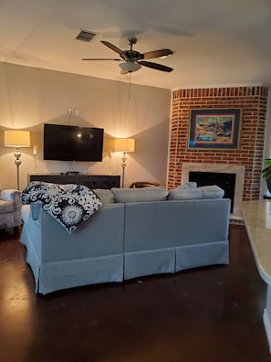 Smart TV - Beautiful White Fox Cottage directly on Lake Granbury Canal (Granbury)