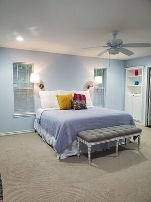 3 habitaciones, escritorio y tabla de planchar con plancha 