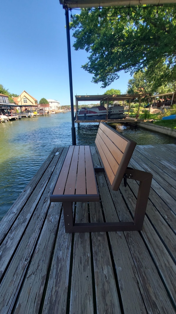 Property grounds - Beautiful White Fox Cottage directly on Lake Granbury Canal (Granbury)