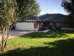 Exterior - Beautiful White Fox Cottage directly on Lake Granbury Canal (Granbury)