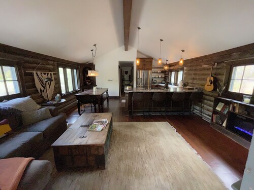 Sleepy Hollow Retreat with Hot Tub + Barrel Sauna