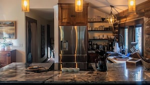 Wasserkocher mit Kaffee-/Teezubehör, Kühlschrank, Ofen, Geschirrspüler
