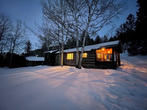 Sleepy Hollow Retreat with Hot Tub + Barrel Sauna
