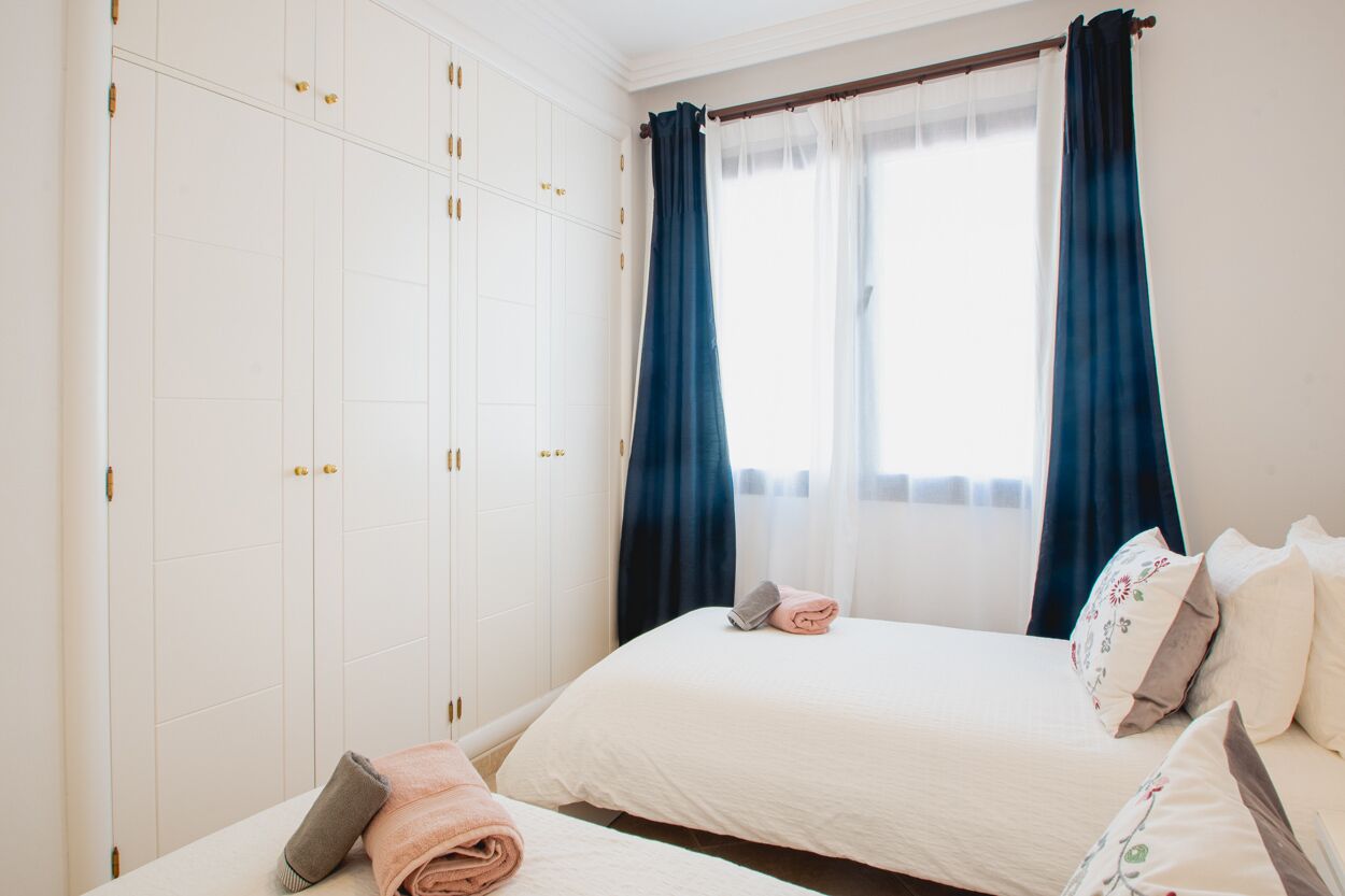 2 makuuhuonetta, tallelokero huoneessa, silitysrauta/-lauta