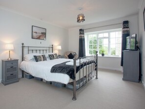 4 bedrooms, free WiFi, bed sheets